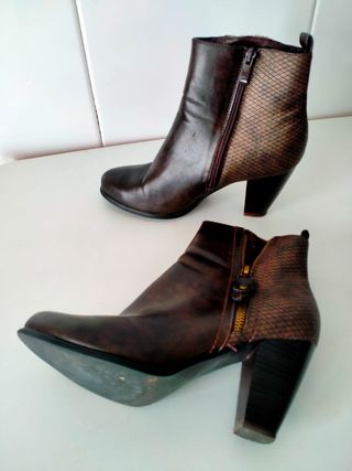 Botines marrones con estampado animal