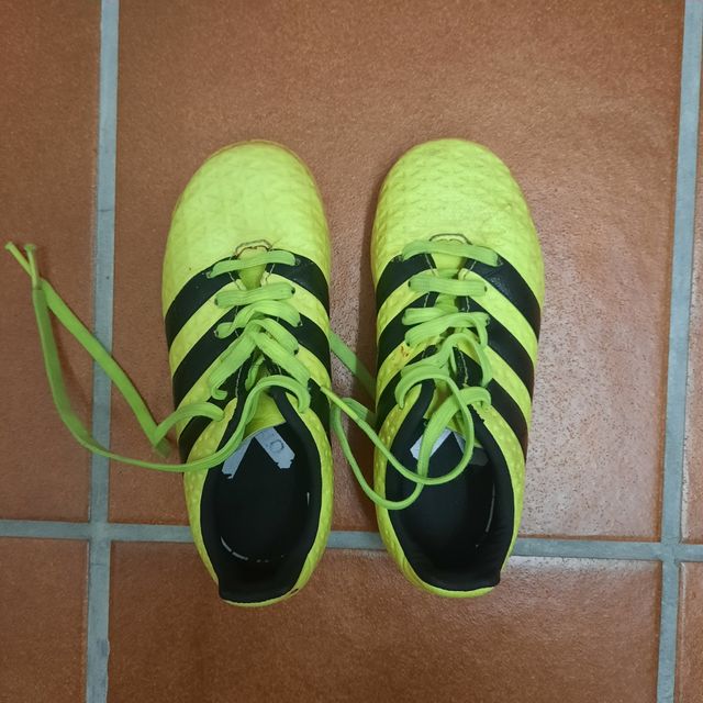 Tacos de fútbol Adidas amarillos