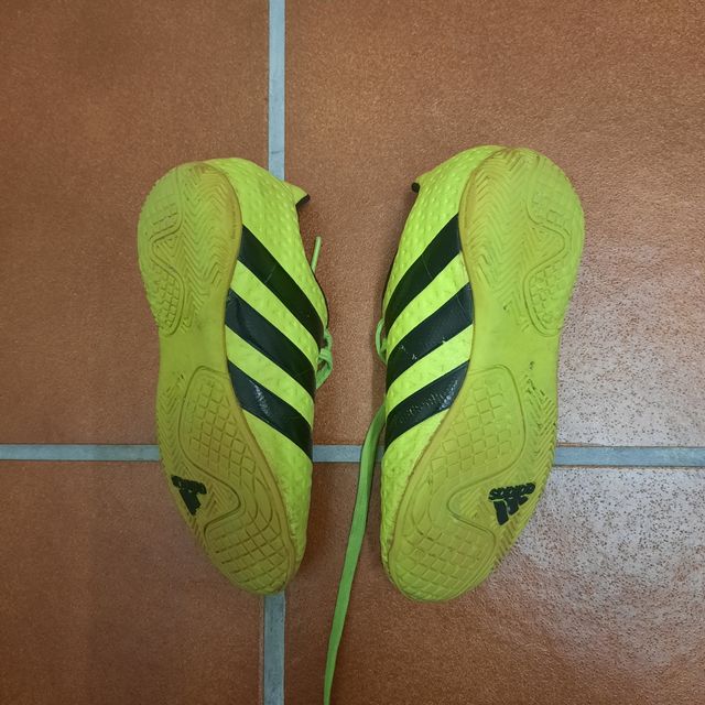 Tacos de fútbol Adidas amarillos