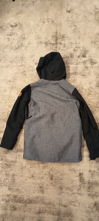 Chaqueta de esquí gris y negra