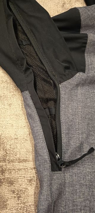 Chaqueta de esquí gris y negra