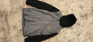 Chaqueta de esquí gris y negra