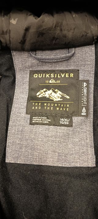 Chaqueta de esquí gris y negra