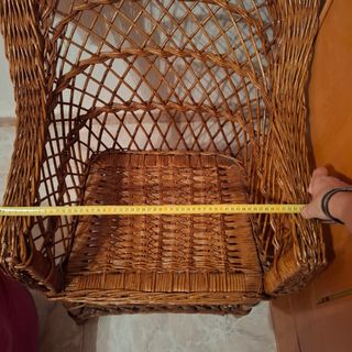 Sillón de mimbre con cojín amarillo
