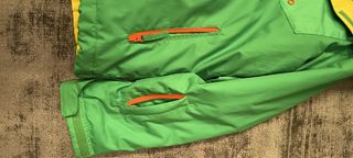 Chaqueta de esquí verde y amarilla