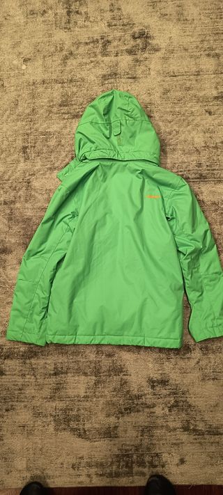 Chaqueta de esquí verde y amarilla