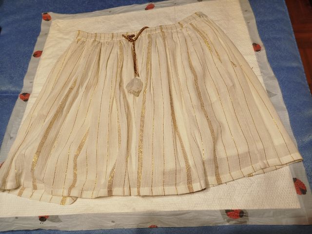 Falda corta con hilos dorados Talla única