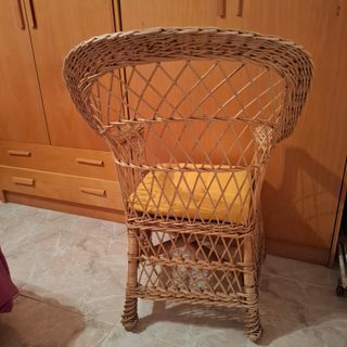 Silla de mimbre con cojín amarillo
