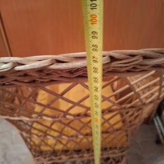 Silla de mimbre con cojín amarillo