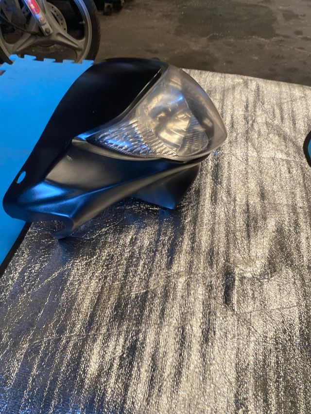 Faro delantero moto Sixteen