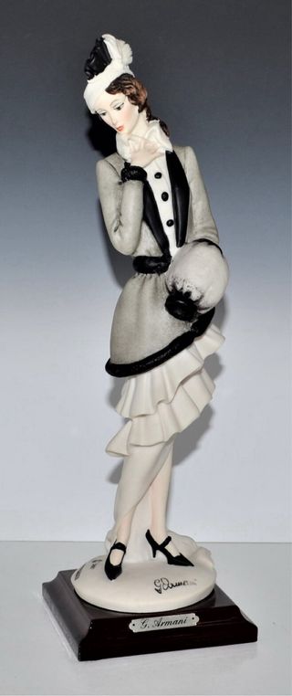 Statua Capodimonte Armani Donna Elegante