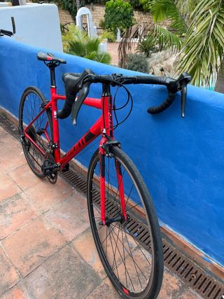 Bicicleta de carretera Giant roja