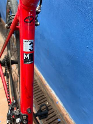 Bicicleta de carretera Giant roja