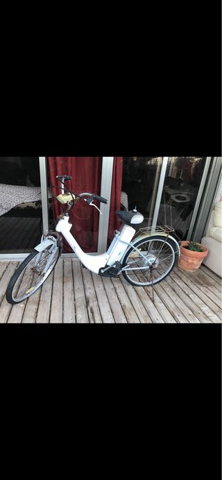 Bicicleta Eléctrica Blanca, hay que restaurarla.