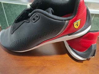 Zapatillas Puma Ferrari Negras y Rojas.