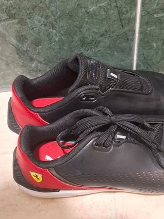Zapatillas Puma Ferrari Negras y Rojas.