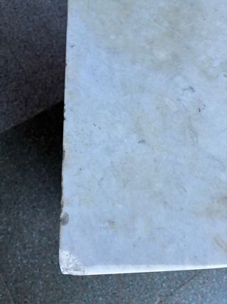 Mesitas de noche antiguas de madera y mármol