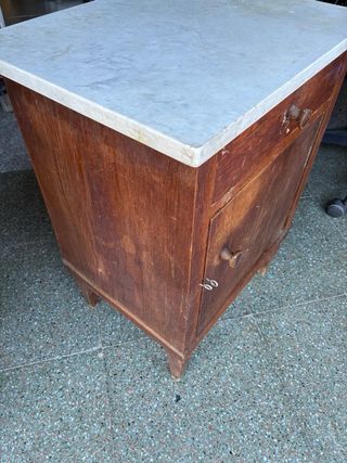 Mesitas de noche antiguas de madera y mármol