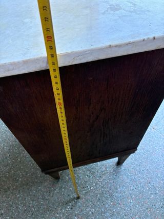 Mesitas de noche antiguas de madera y mármol