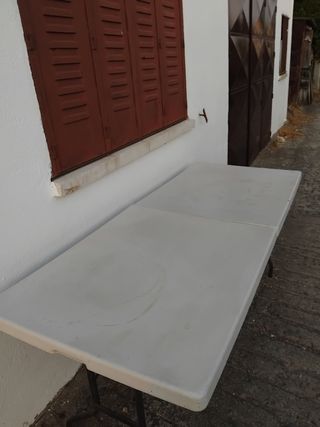 Mesa plegable de plástico y metal