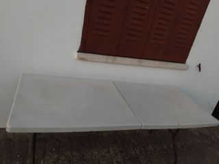 Mesa plegable de plástico y metal
