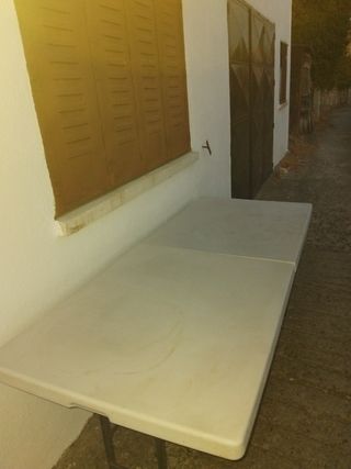 Mesa plegable de plástico y metal