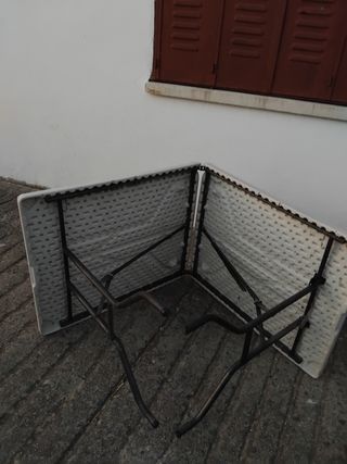 Mesa plegable de plástico y metal