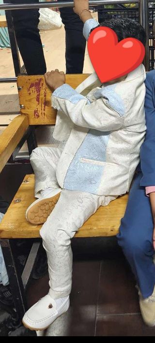 Traje de niño blanco y azul