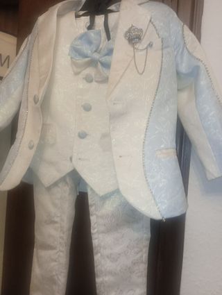 Traje de niño blanco y azul