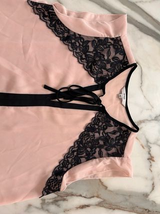 Blusa elegante rosa con encaje negro