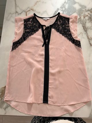 Blusa elegante rosa con encaje negro