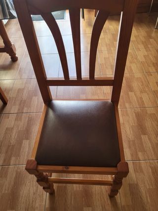 Conjunto mesa y 4 sillas madera
