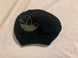 Gorro Adidas Negro con Detalles Dorados