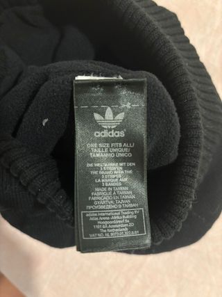 Gorro Adidas Negro con Detalles Dorados