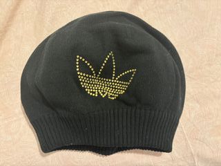 Gorro Adidas Negro con Detalles Dorados