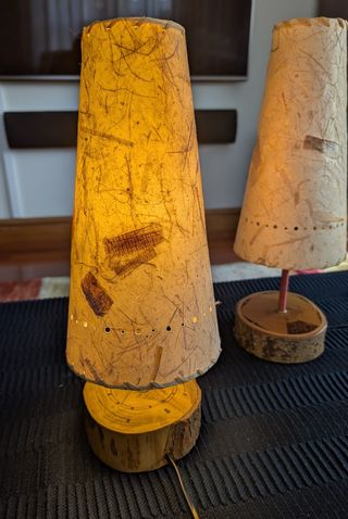Lámparas artesanales de papel y madera