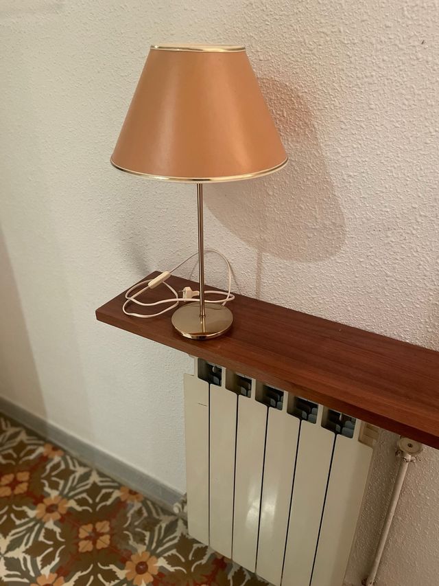 Lámpara de mesa marrón y dorada