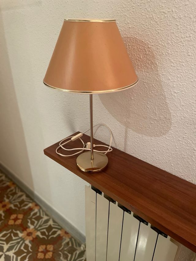 Lámpara de mesa marrón y dorada