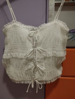 Top Bershka blanco con volantes y lazada