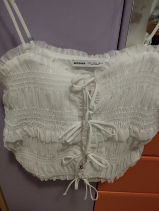 Top Bershka blanco con volantes y lazada