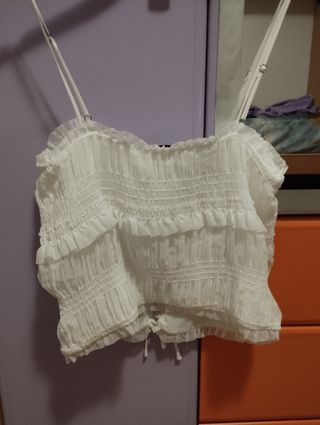 Top Bershka blanco con volantes y lazada