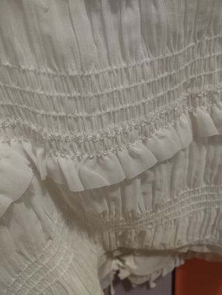 Top Bershka blanco con volantes y lazada