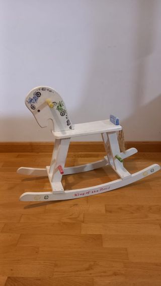 Balancín de madera blanco con dibujos
