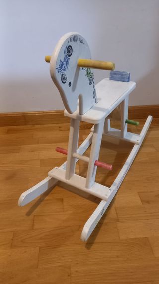 Balancín de madera blanco con dibujos