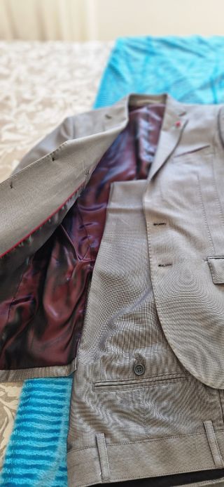 Camisa morada y pantalón gris