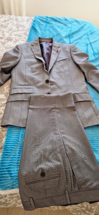 Camisa morada y pantalón gris