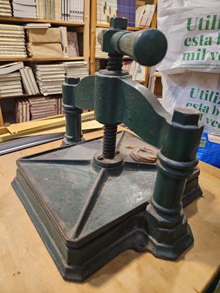 Prensa de encuadernación antigua