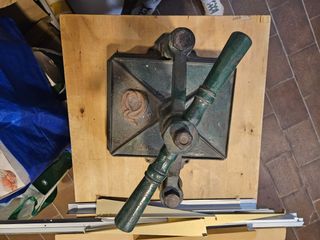 Prensa de encuadernación antigua