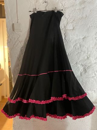 Falda flamenca negra con volantes rosas