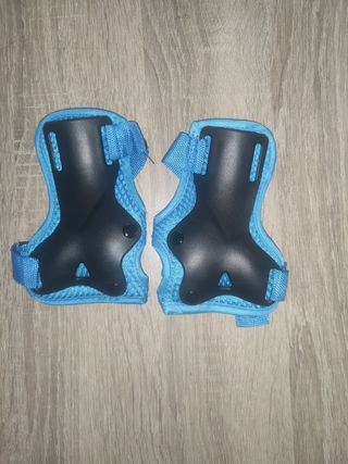 Casco y protecciones azul